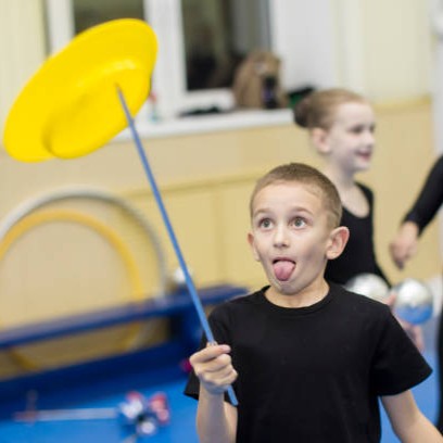 Jeune garçon qui apprend l'art du cirque. Il apprend à jongler