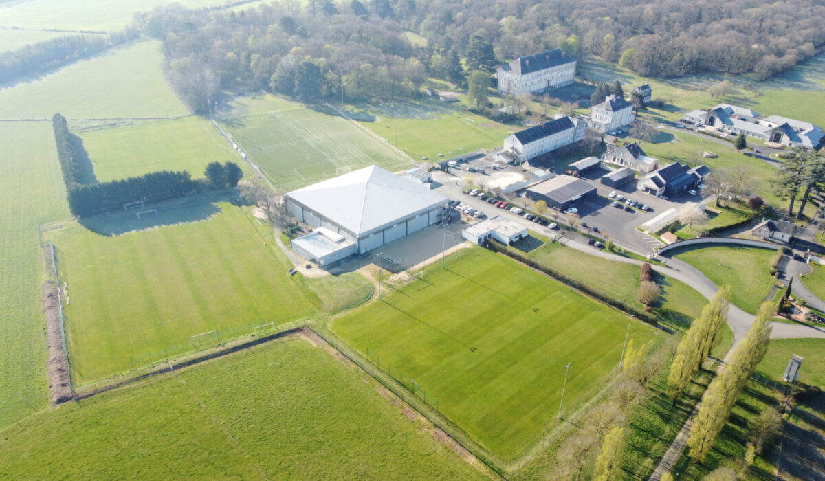 Il s'agit d'une vue aérienne du Centre Technique Régional de Châteauroux. On peut apercevoir les différents terrains de foot ainsi que les bâtiments (gymnase, accueil, château, hébergement, restauration...).